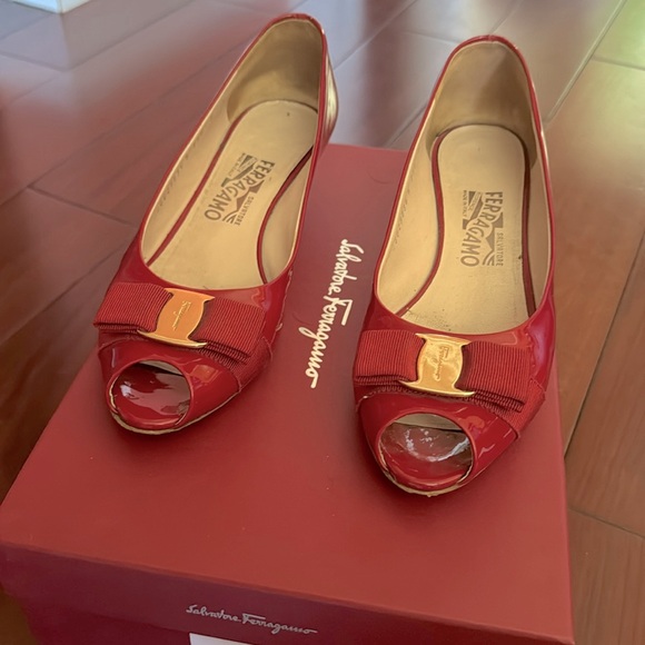 Absolutely gorgeous Salvatore Ferragamo shoes. Great condition! - Picture 2 of 4